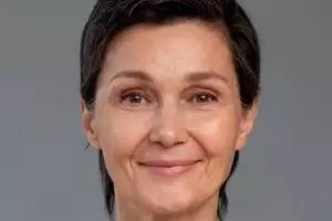 Tak perlu putih telur, ini trik atasi wajah kering dan keriput pakai 1 bahan minuman