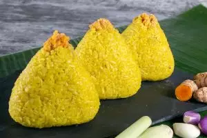 Ketika nasi kuning dijodohkan dengan onigiri, kreativitas +62 memang tak ada habisnya