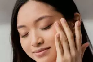 Mata panda dan kerutan hilang hanya dengan serum dari 1 jenis bahan minuman, tanpa eye cream