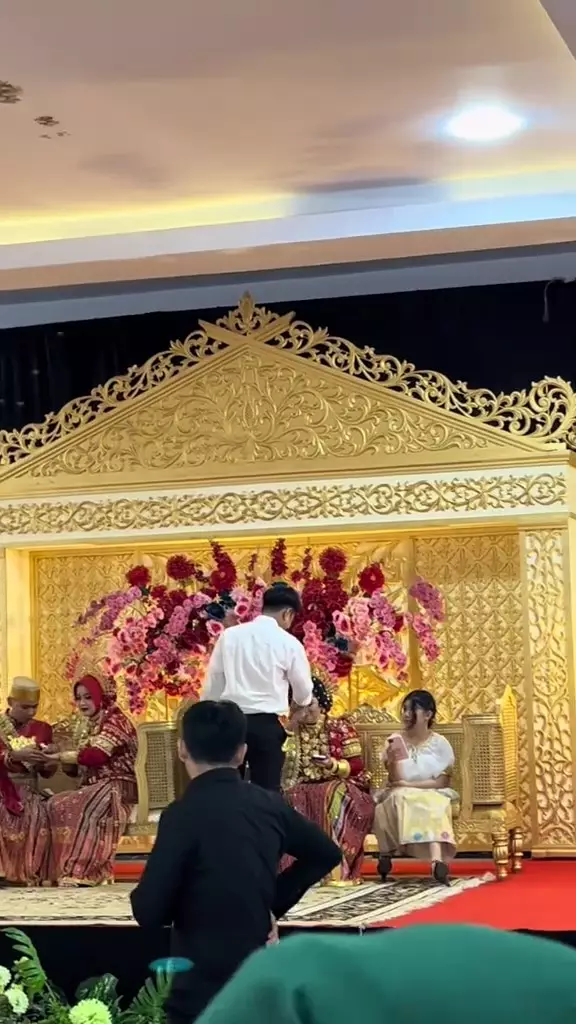 momen mempelai pria buru-buru ikut tes SKB CPNS © 2024 TikTok