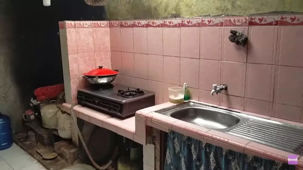 kamar mama mertua tampak kumuh © YouTube/Intania Sudrajat