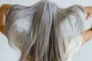 Tak cuma pakai teh, begini cara mengembalikan warna hitam rambut uban dengan tambahan 1 minyak alami