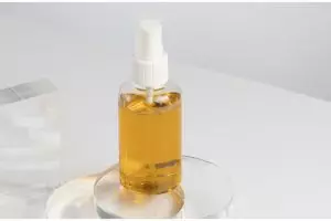 Tanpa membeli produk mahal, ini cara mudah bikin serum retinol untuk atasi kerutan pakai 1 bahan alami