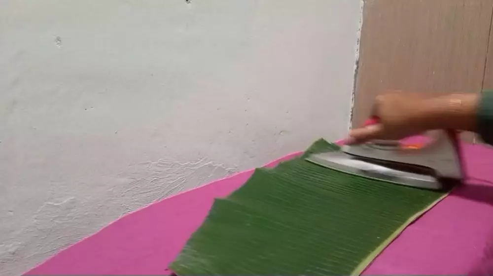 setrika lengket daun pisang daun salam © 2024 brilio.net setrika lengket daun pisang daun salam © 2024 brilio.net