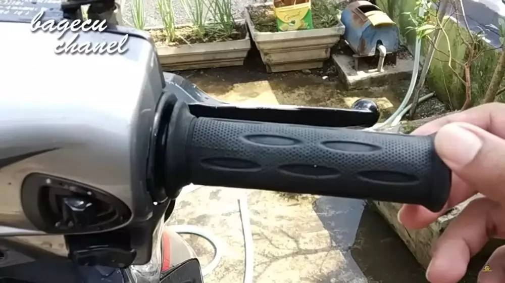 trik jitu bersihkan kerak karet stang motor cuma pakai 1 bahan dapur © berbagai sumber