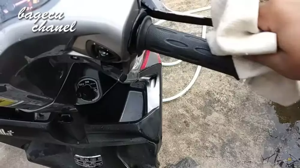 trik jitu bersihkan kerak karet stang motor cuma pakai 1 bahan dapur © berbagai sumber