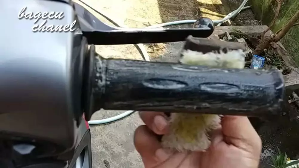 trik jitu bersihkan kerak karet stang motor cuma pakai 1 bahan dapur © berbagai sumber