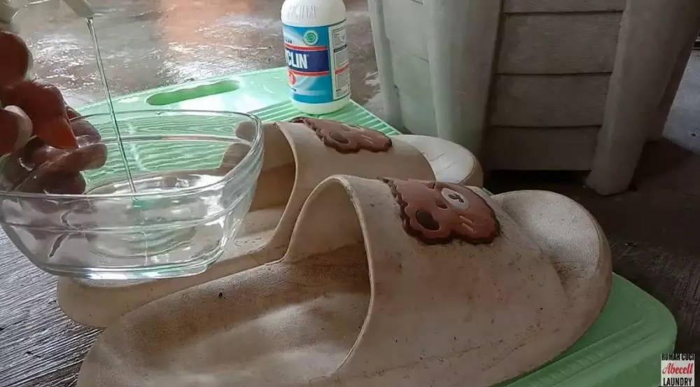 emak-emak bersihkan sandal selop © YouTube emak-emak bersihkan sandal selop © YouTube