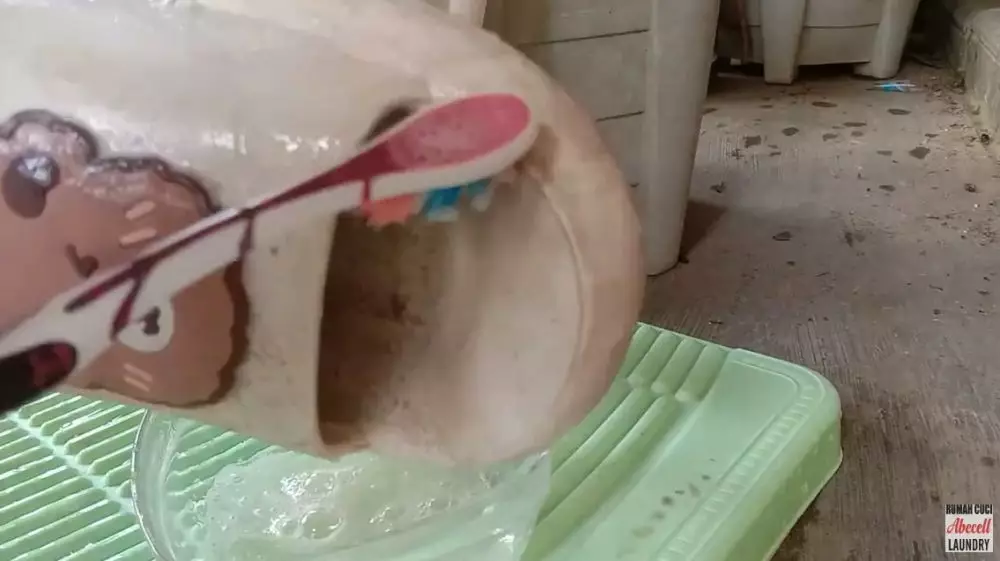 emak-emak bersihkan sandal selop © YouTube emak-emak bersihkan sandal selop © YouTube