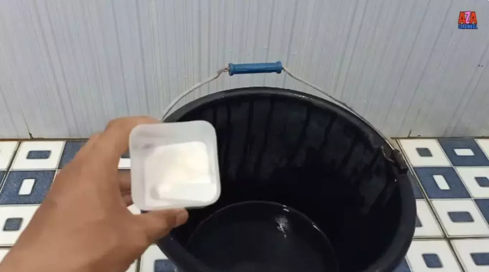 trik hilangkan noda kerak baju putih pakai 1 bumbu masak © YouTube