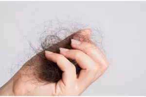 Cegah rambut rontok akibat alat styling hanya dengan 1 jenis buah, tanpa bawang merah