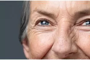 Cara ampuh kencangkan garis halus di wajah dengan 1 jenis minuman, tanpa masker atau air beras