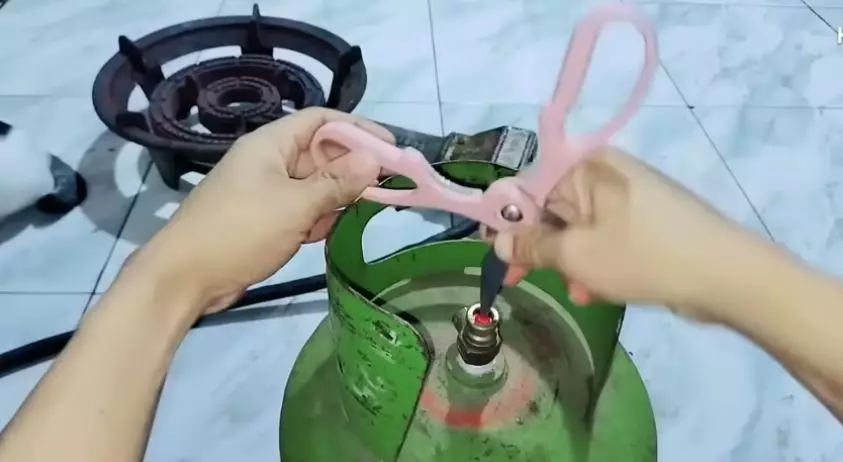 trik mengatasi gas bocor selang © 2023 brilio.net