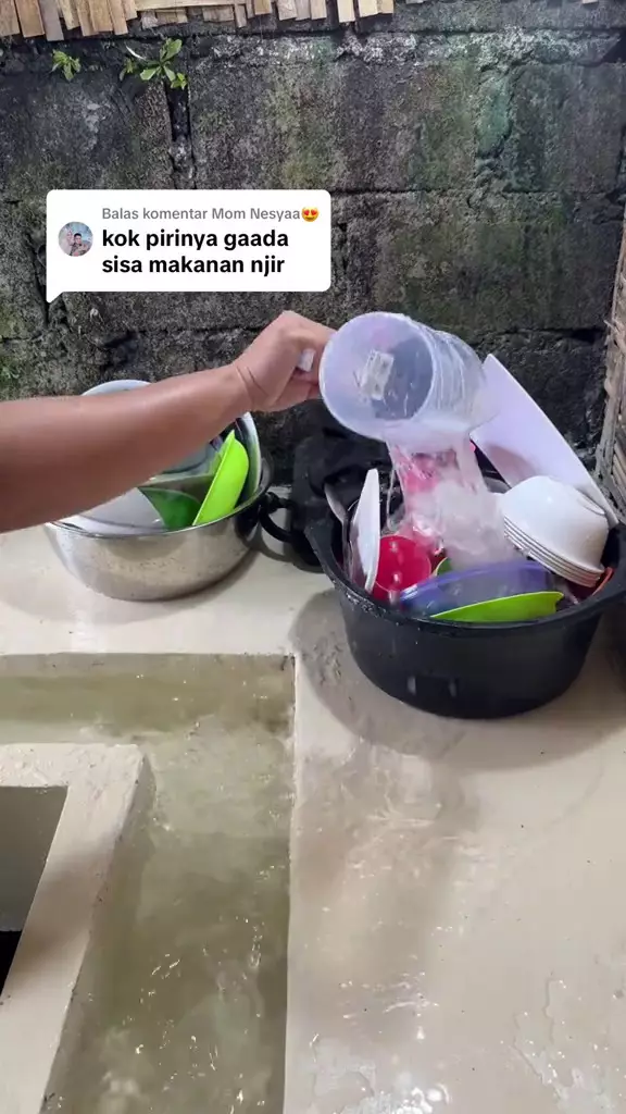 dapur ada tempat cuci piring air mengalir seperti sungai © 2024 TikTok