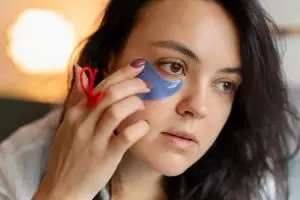 Tak perlu beli produk mahal, DIY eye patch atasi mata panda ini cuma andalkan 1 bahan minuman