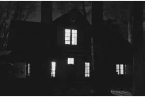 [KUIS] Dari gambar rumah angker yang kamu pilih, kami bisa tebak sifat terburukmu