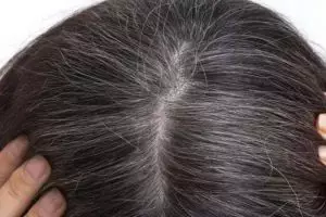 Tak pakai pewarna rambut dan henna, ini cara kembalikan warna hitam rambut uban dengan 2 bahan dapur