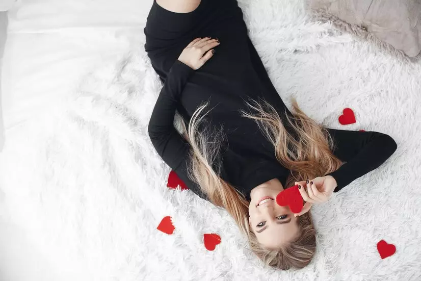 7 Arti mitos meletakkan bunga mawar di bawah bantal © 2024 freepik.com