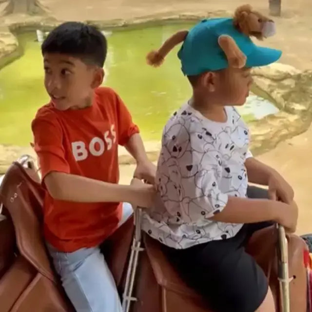 Keluarga Jokowi rayakan Natal jalan-jalan ke Taman Safari, gaya busana mewah anak Kahiyang disorot © 2024 brilio.net