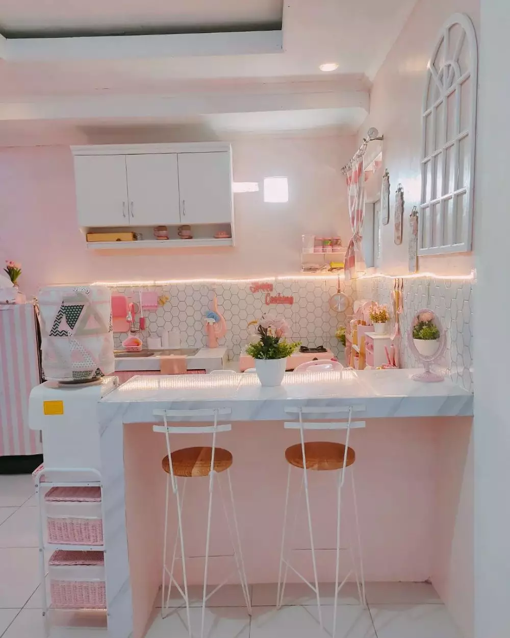 dapur pink pakai minibar estetik © 2023 brilio.net