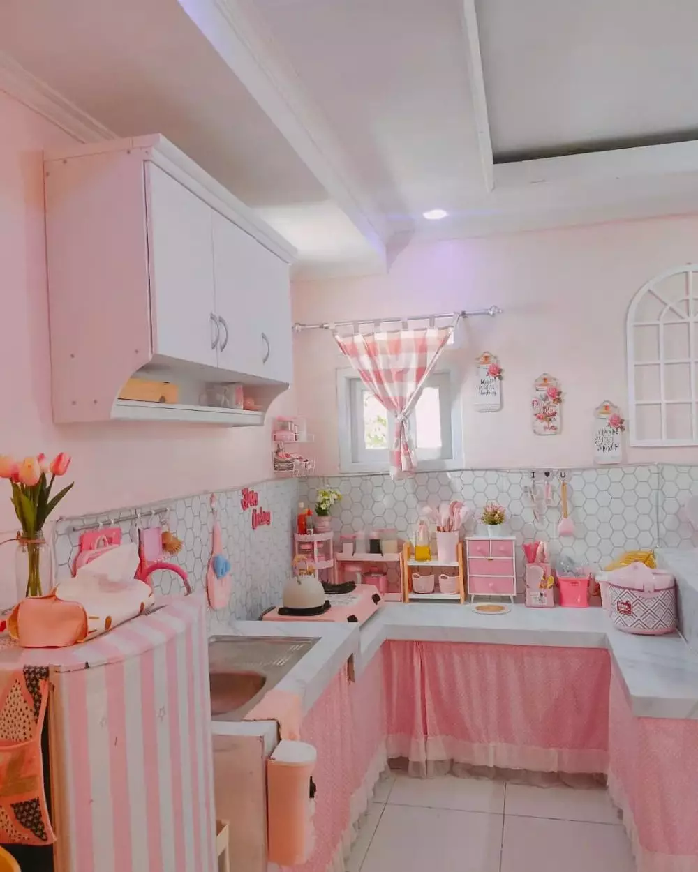 dapur pink pakai minibar estetik © 2023 brilio.net