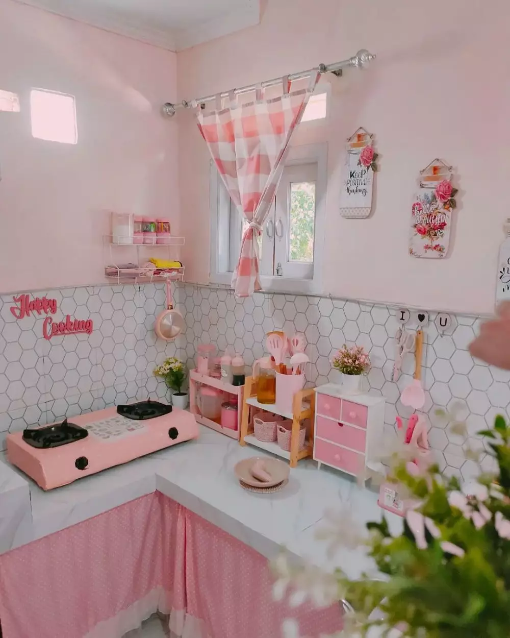 dapur pink pakai minibar estetik © 2023 brilio.net