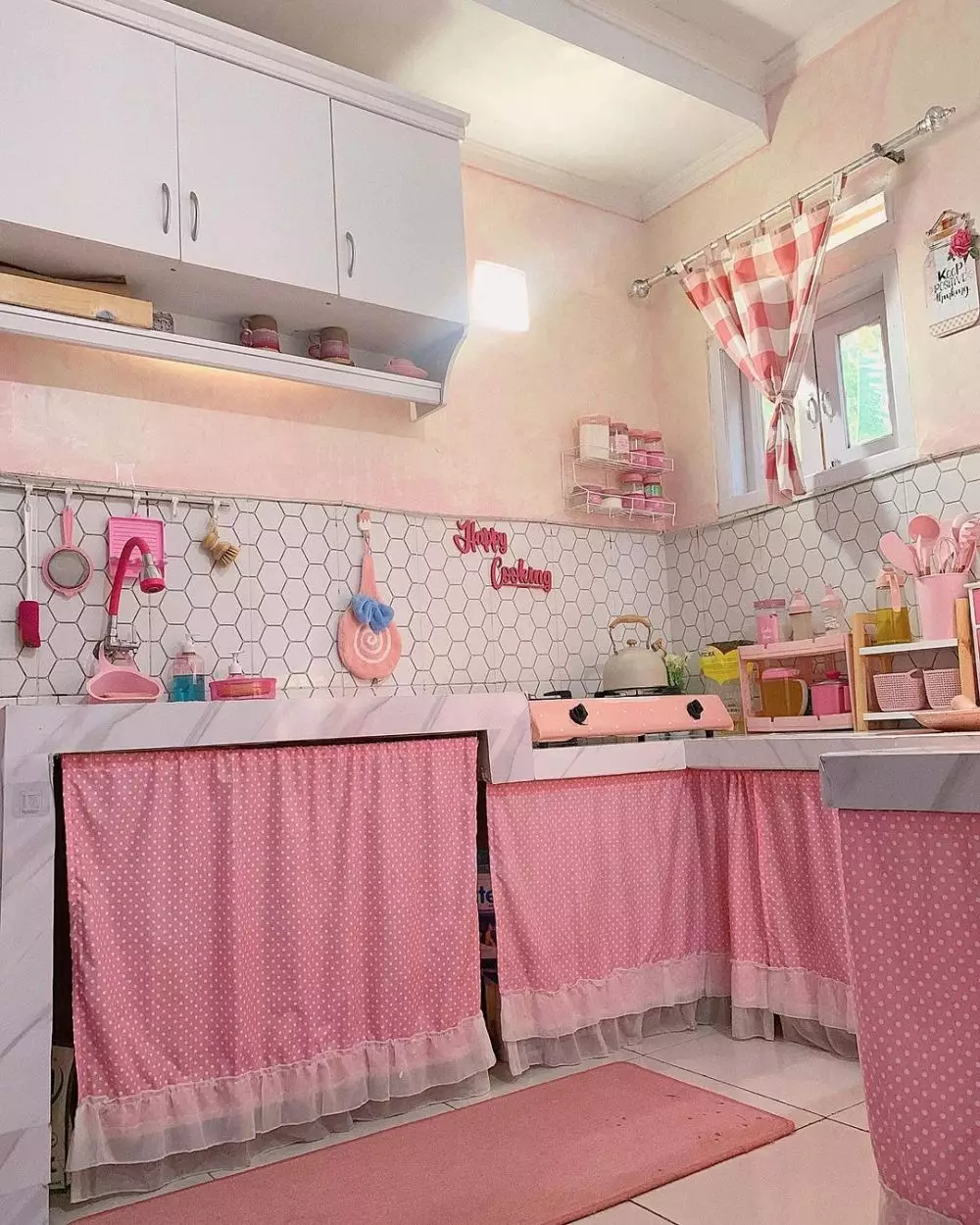 dapur pink pakai minibar estetik © 2023 brilio.net