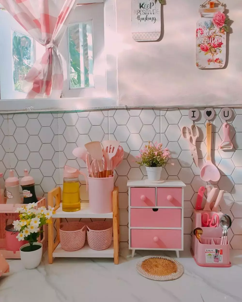 dapur pink pakai minibar estetik © 2023 brilio.net