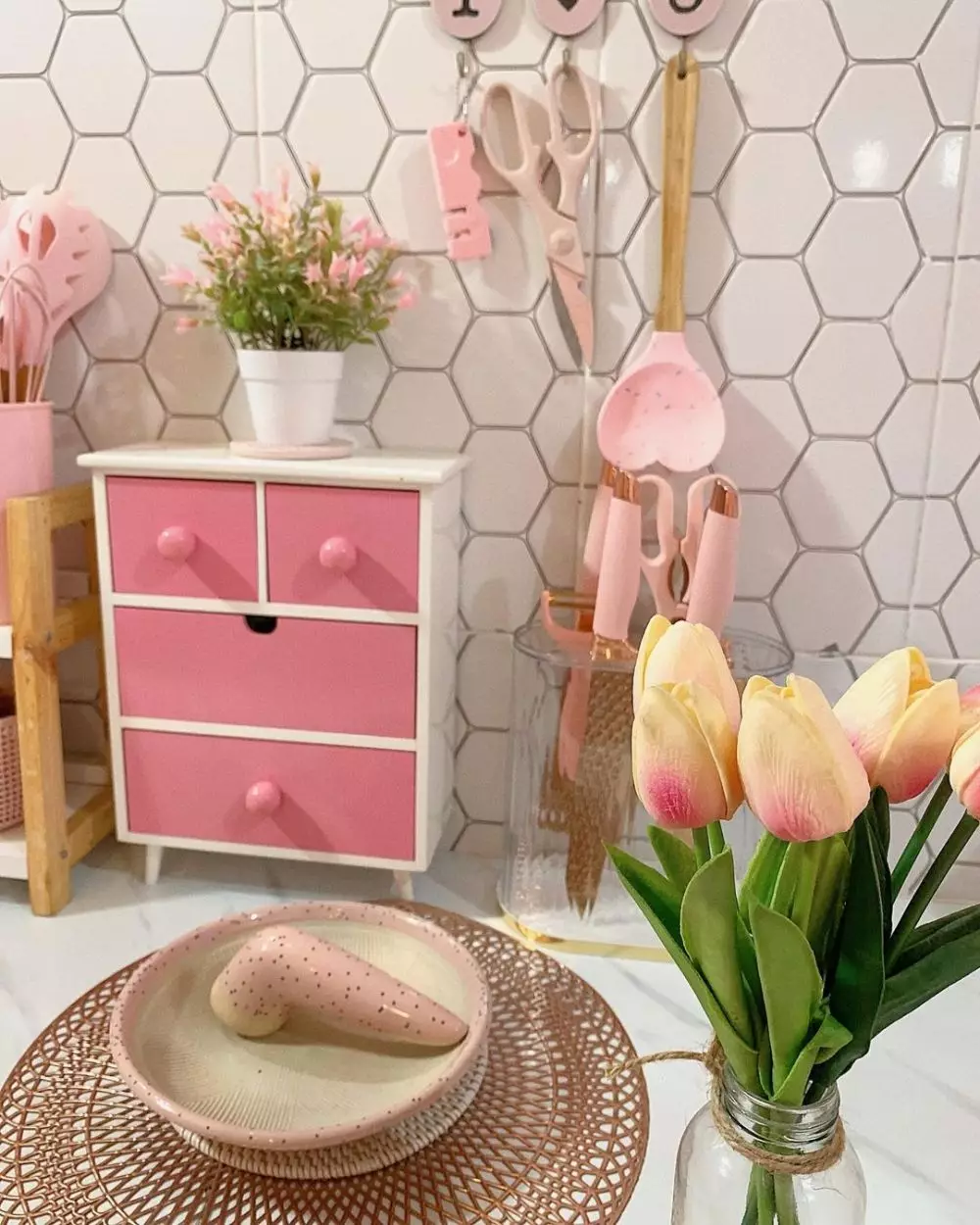 dapur pink pakai minibar estetik © 2023 brilio.net