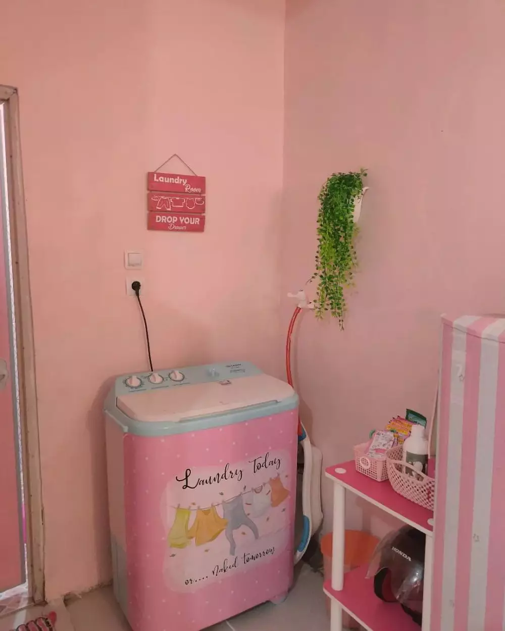 dapur pink pakai minibar estetik © 2023 brilio.net