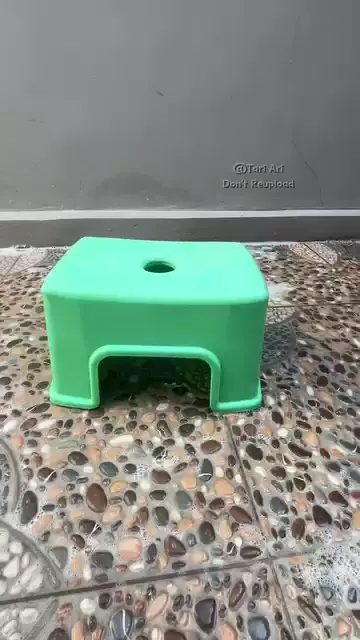 Trik bersihkan kursi plastik berlumut © Instagram