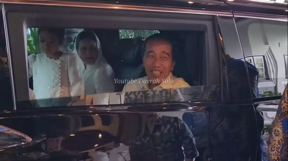 Momen Jokowi mangku Iriana karena mobil tak muat © 2024 YouTube