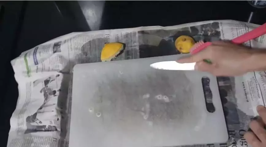 cara bersihkan talenan plastik jadi baru © 2023 brilio.net