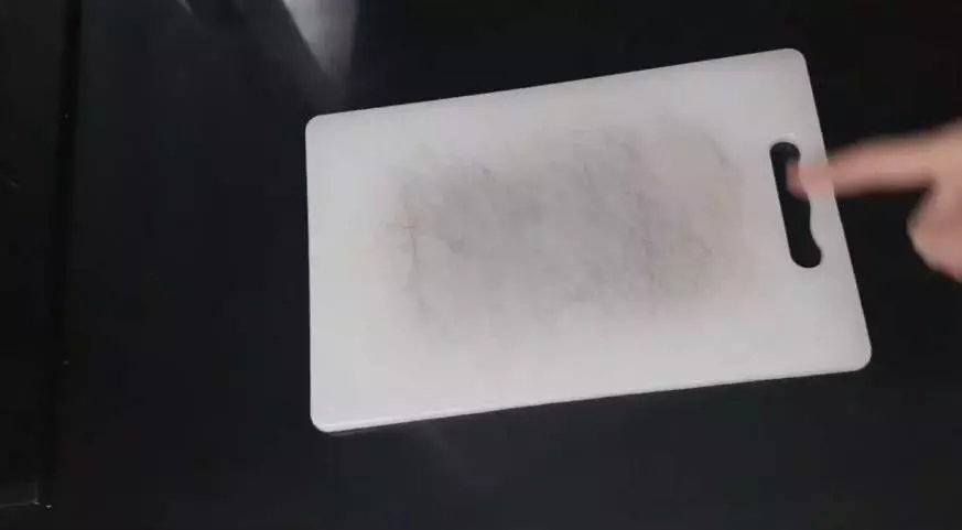 cara bersihkan talenan plastik jadi baru © 2023 brilio.net