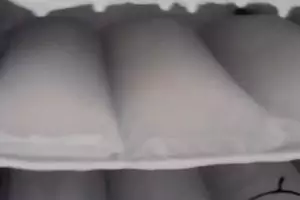 Cara aman mengeluarkan bungkus es batu lengket di freezer tanpa harus diketuk atau dicongkel pisau