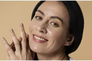 Tampak 10 tahun lebih muda di usia 50, ini trik bikin kulit kembali kencang pakai 1 bahan karbohidrat