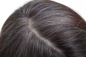 Nggak perlu disemir henna, ini cara mencegah uban tumbuh cepat hanya pakai 1 produk bayi