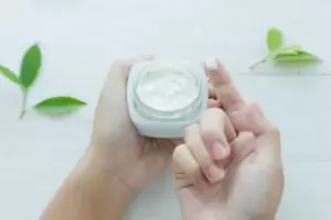 11 Skincare vegan mencerahkan wajah merek lokal di bawah Rp 150 ribu, cocok untuk kulit sensitif