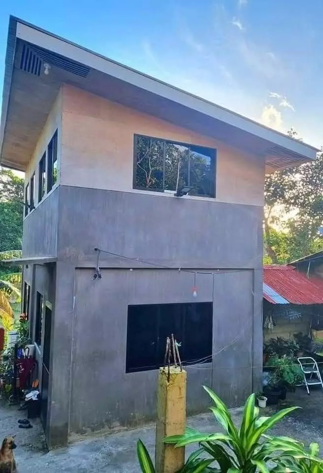 rumah triplek-semen dalamnya mewah banget © 2024 Facebook