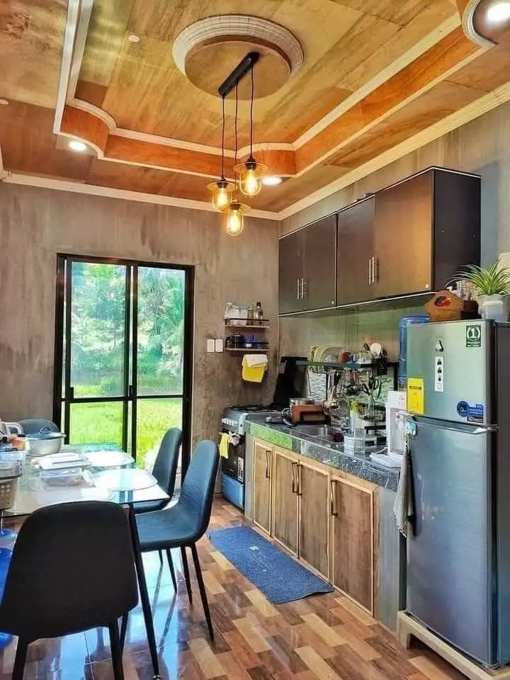 rumah triplek-semen dalamnya mewah banget © 2024 Facebook