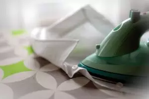 5 Cara membersihkan setrika gosong andalkan bahan dapur, enyahkan kerak agar bisa berfungsi normal