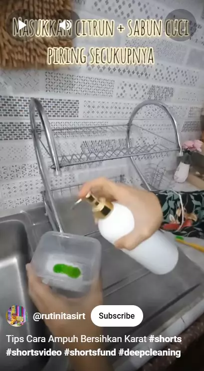 Karat membandel di rak piring © YouTube