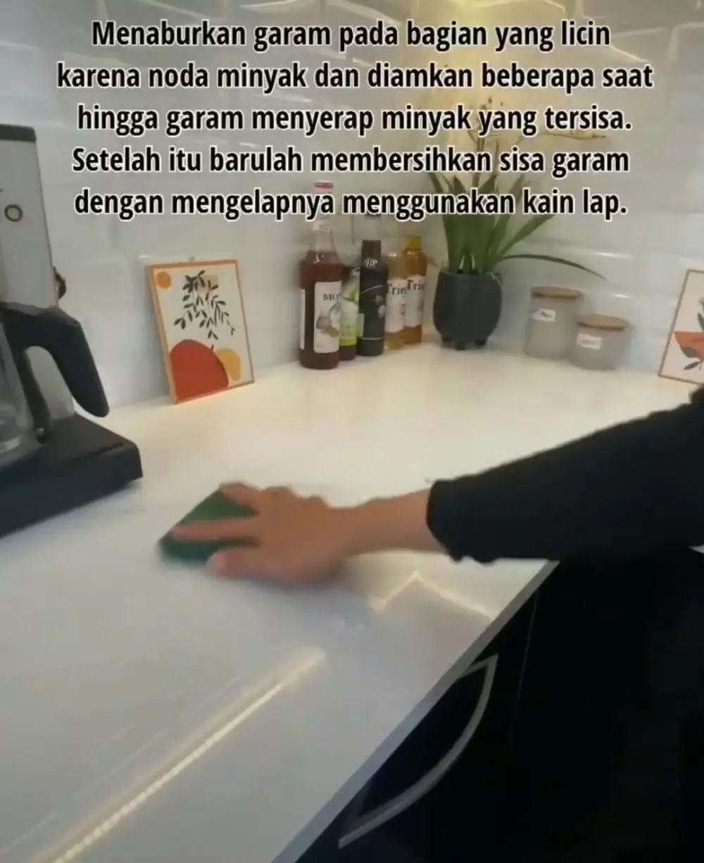 Cara jitu mengatasi cipratan minyak di meja © YouTube