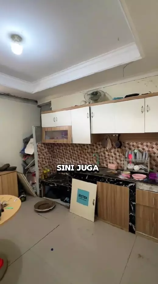 potret dapur Pak Tarno penuh perkakas © TikTok