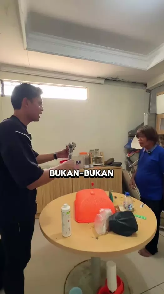 potret dapur Pak Tarno penuh perkakas © TikTok