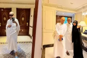 7 Potret Wanda Hara tampil dengan kepala plontos saat umrah, tuai pujian