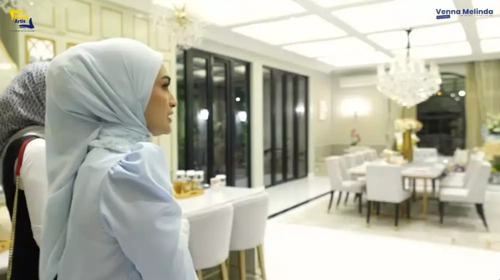 interior dapur Putri Zulkifli Hasan bernuansa emas © YouTube interior dapur Putri Zulkifli Hasan bernuansa emas © YouTube