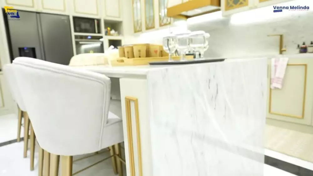 interior dapur Putri Zulkifli Hasan bernuansa emas © YouTube interior dapur Putri Zulkifli Hasan bernuansa emas © YouTube