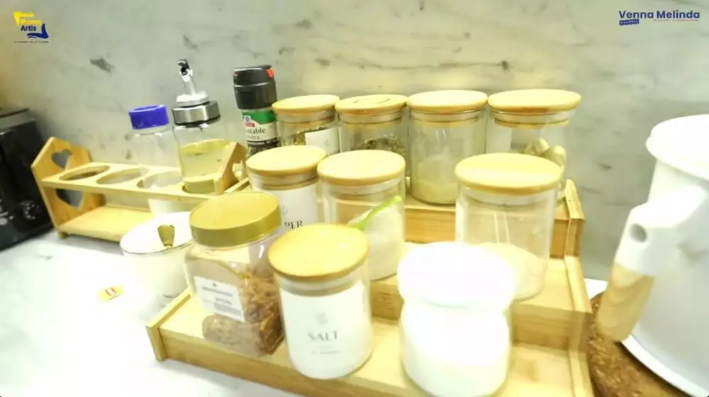 interior dapur Putri Zulkifli Hasan bernuansa emas © YouTube interior dapur Putri Zulkifli Hasan bernuansa emas © YouTube