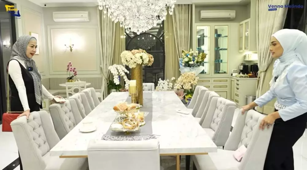 interior dapur Putri Zulkifli Hasan bernuansa emas © YouTube interior dapur Putri Zulkifli Hasan bernuansa emas © YouTube